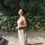 Adelaide Kane Instagram - Morning sun 🌞 @aloyoga #alopartner