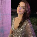 Adelaide Kane Instagram - Happy Diwali! Much thanks to @lilly for having me! And special thanks to @saripalace for the beautiful outfit ✨ Hair: @eddie_cook Make-up: @kathyjeung