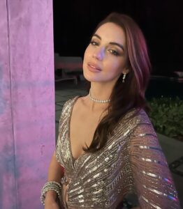 Adelaide Kane Instagram - Happy Diwali! Much thanks to @lilly for having me! And special thanks to @saripalace for the beautiful outfit ✨ Hair: @eddie_cook Make-up: @kathyjeung