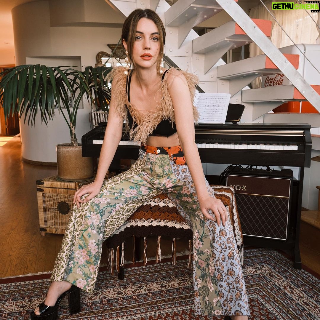Adelaide Kane Instagram - Not to complain but when is instagram gonna allow longer/wider photos??? Anyway 💋