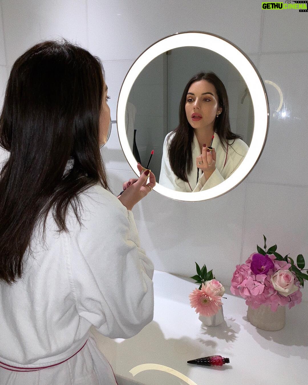 Adelaide Kane Instagram - Love a good ring light 💡 Mandarin Oriental, Paris