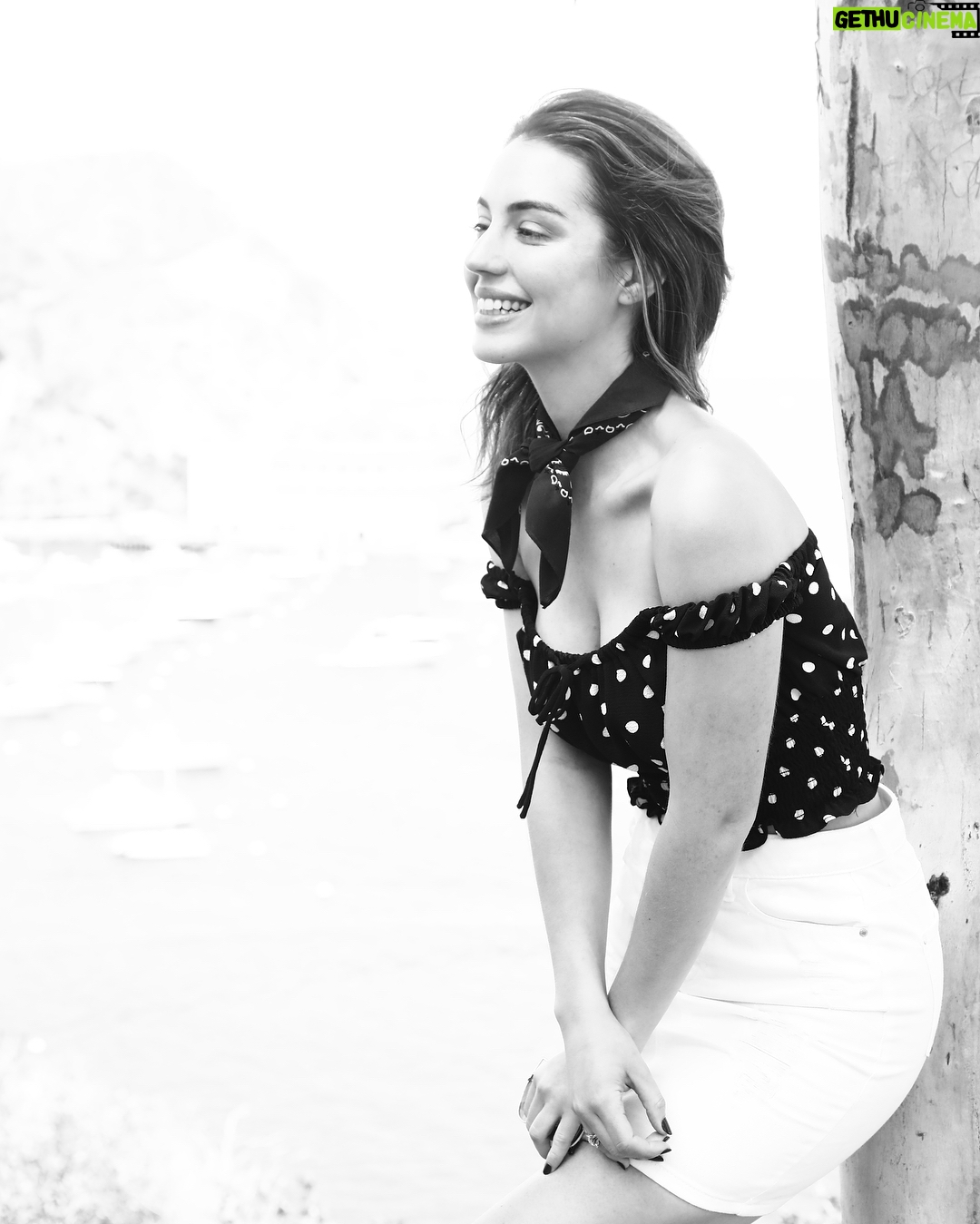 Adelaide Kane Instagram - Big Friday mood! @guess #destinationGUESS #GUESSIsland Catalina Island