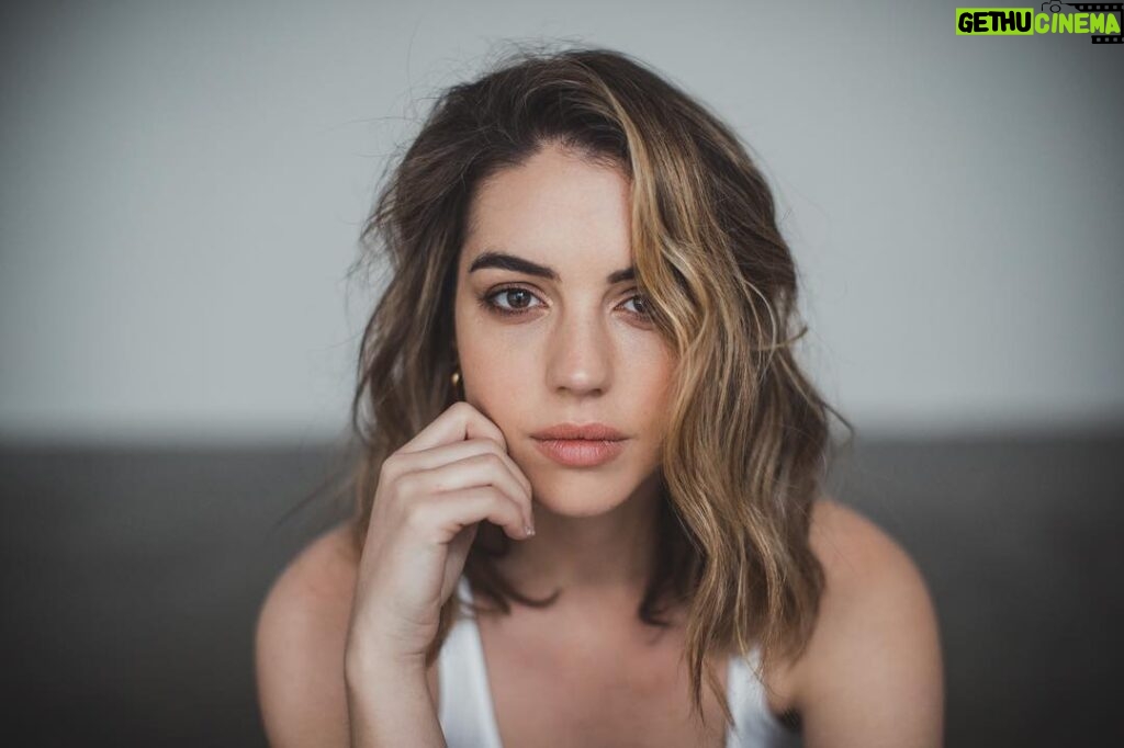 Adelaide Kane Instagram - New new 🌟 I did my own make up for this one! Would you guys want a YOUTUBE tutorial?! 📷: @jarradseng . . . Foundation: @narsissist Concealer: @yslbeauty Eyeshadow: @tartecosmetics Mascara: @maybelline Brow powder: @sigmabeauty Brow gel: @glossier Lipstick: @freshbeauty