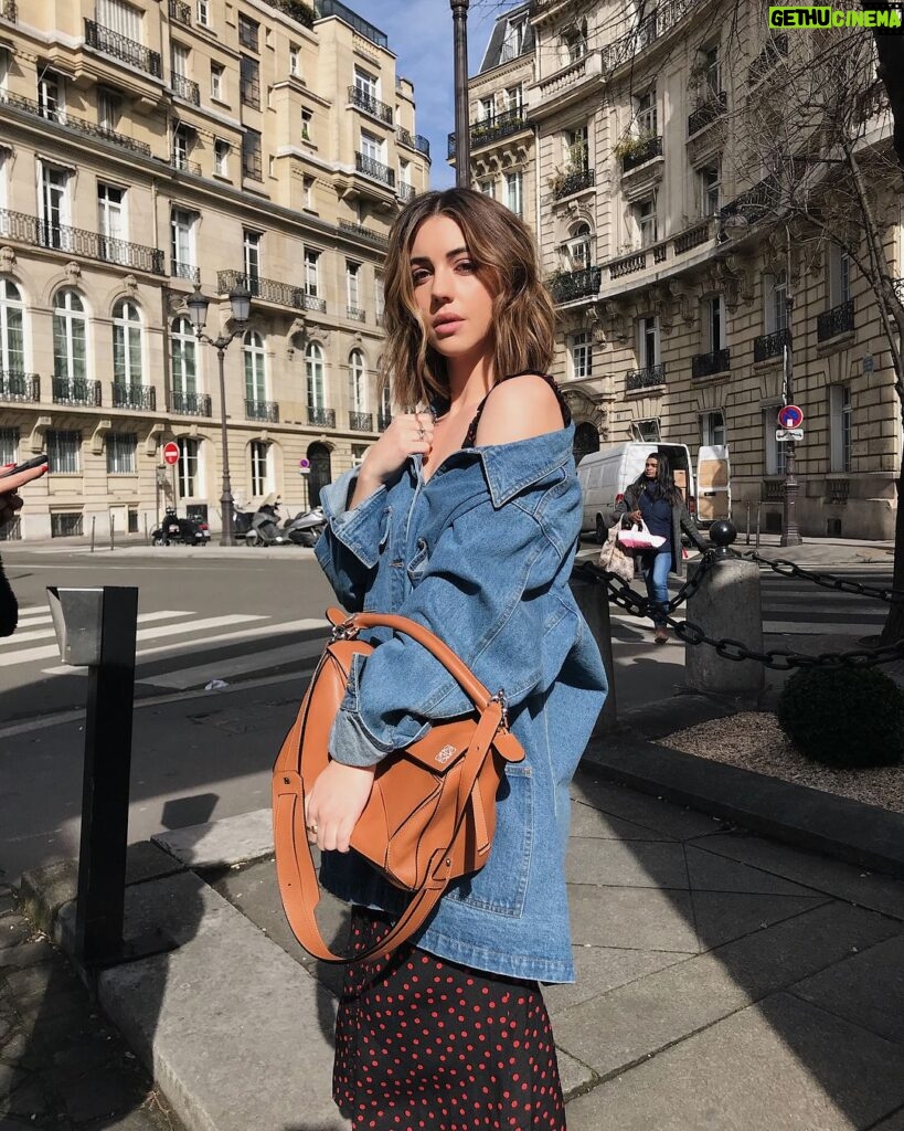 Adelaide Kane Instagram - Only day I got to wear sneakers 😅 #pfw