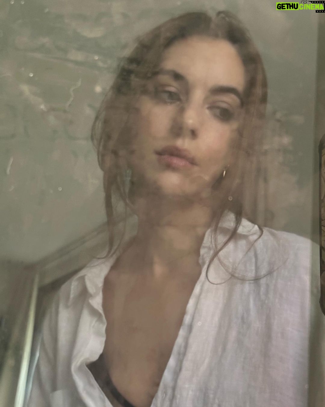 Adelaide Kane Instagram - Dirty iPad is a vibe