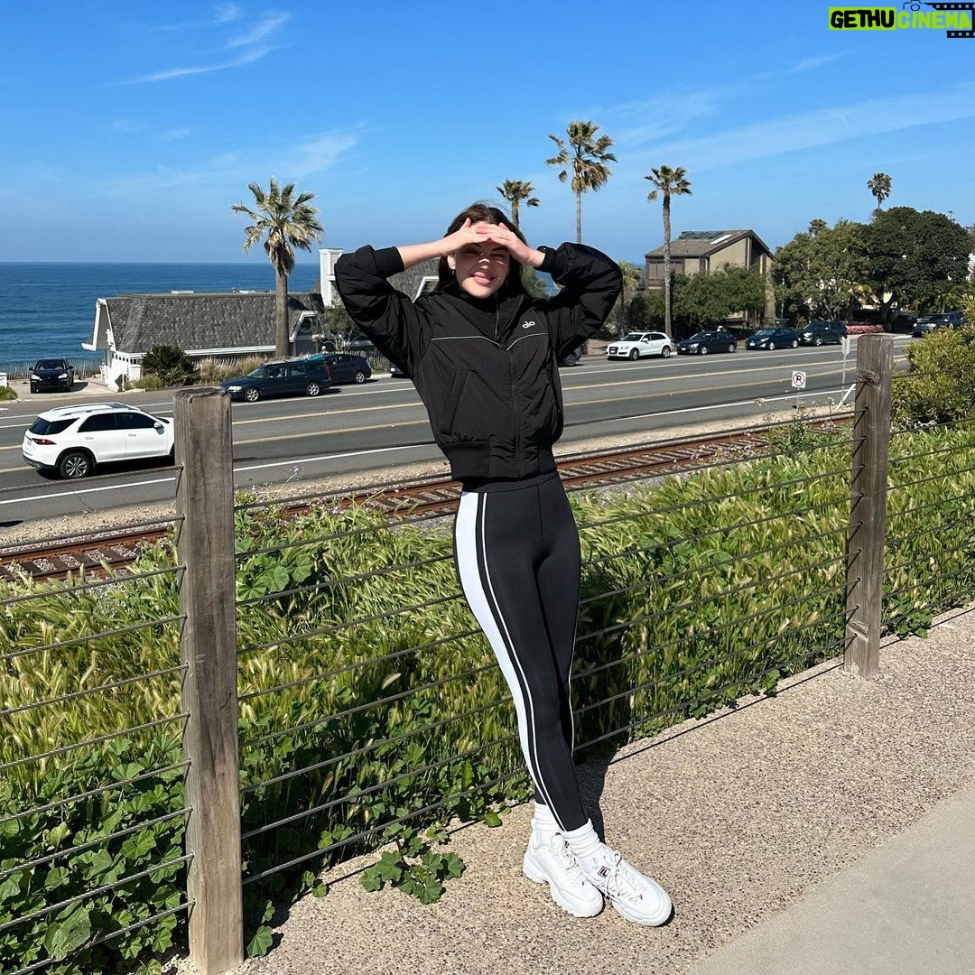 Adelaide Kane Instagram - Breezy @aloyoga #aloparnter