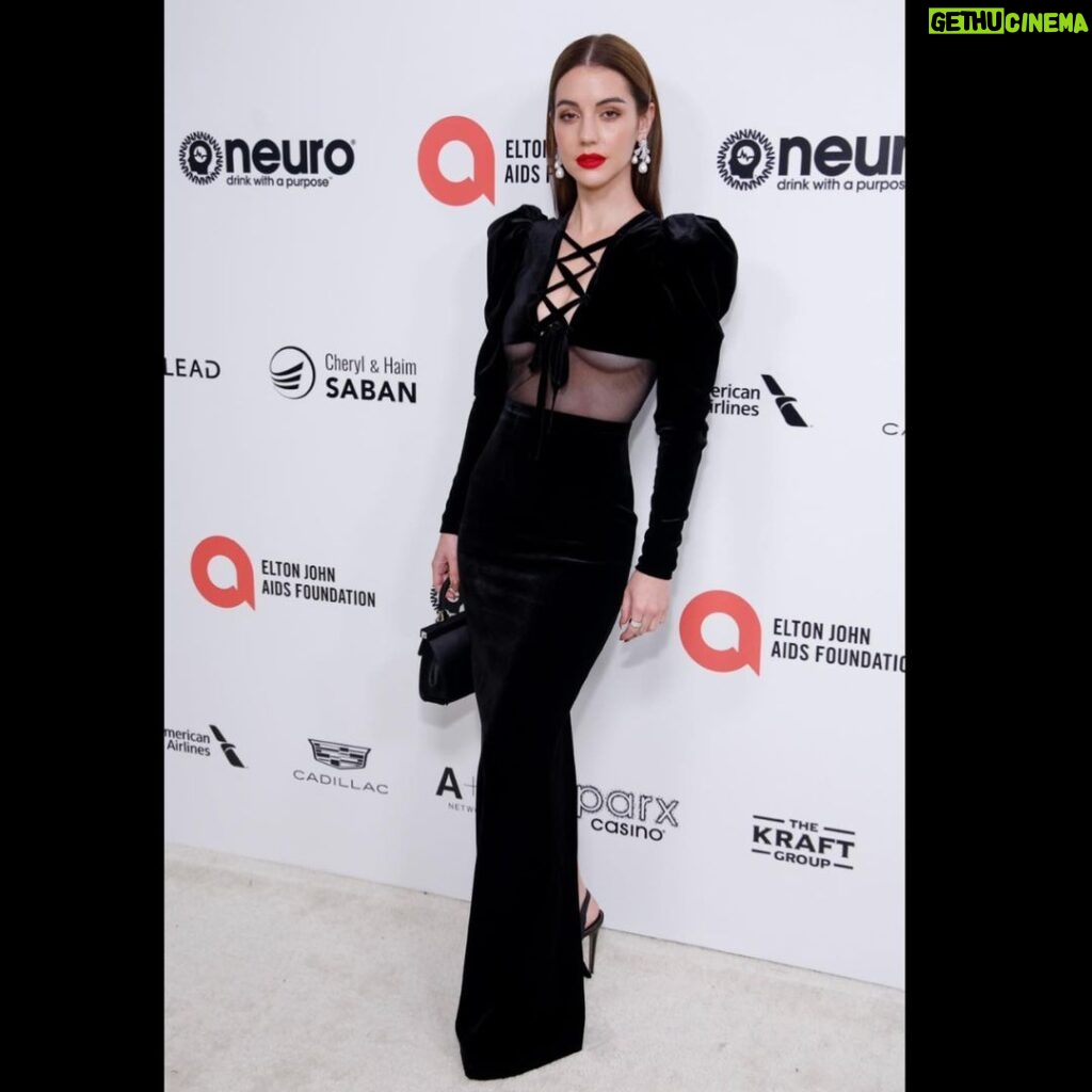 Adelaide Kane Instagram - Full fit from last night 💋 @ejaf #ejafoscars . . . Tysm to @daniandemmastyle for styling, @kristinhilton on glam & @kikihaircutter on hair! ♥️♥️♥️