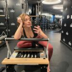 Adelaide Kane Instagram - Oof @aloyoga #alopartner