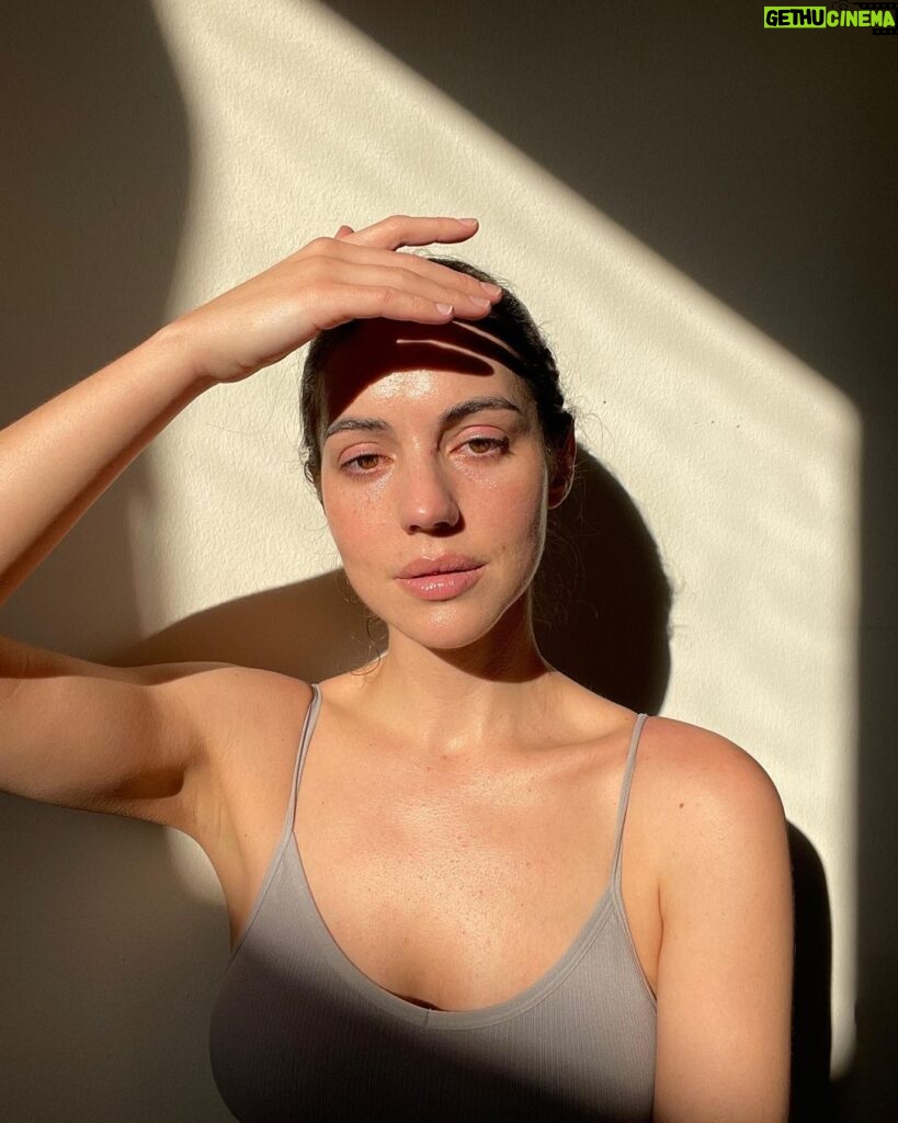 Adelaide Kane Instagram - Been trying out the new Dermalogica Skin Retinol Serum and can confirm, no irritation, finer pores and reduced fine lines! (It dried up my hormonal acne too as an added bonus) @dermalogica #dermalogicapartner