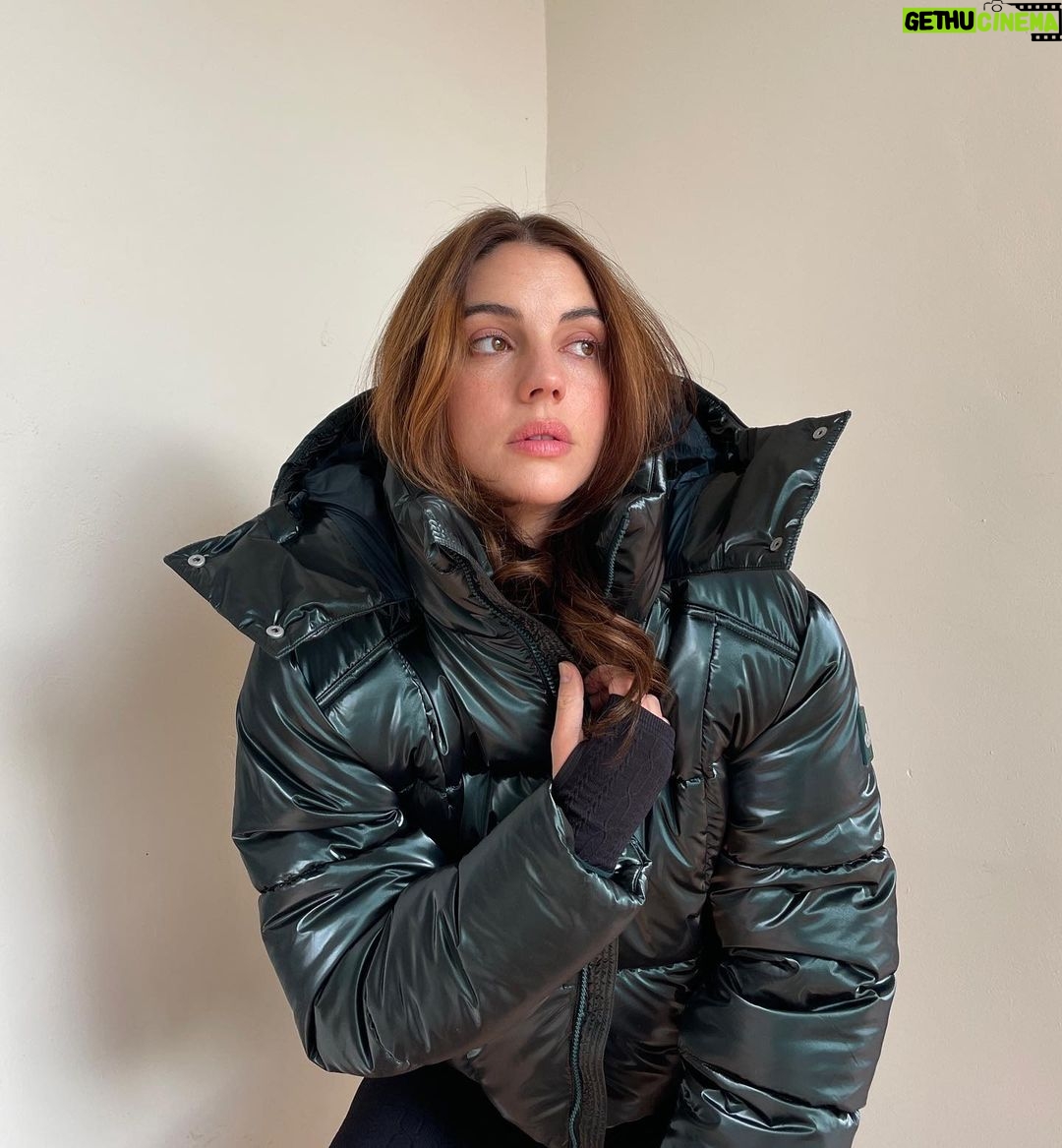 Adelaide Kane Instagram - It’s that time, cozy up for fall w @aloyoga #alopartner