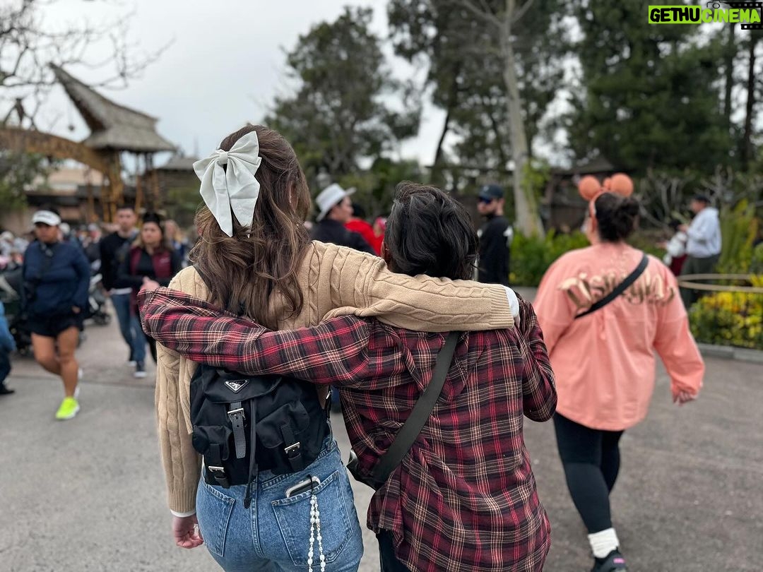 Adelaide Kane Instagram - A massive thanks to @disneyland @disneyparks for having us!!! Best day ever ♥️