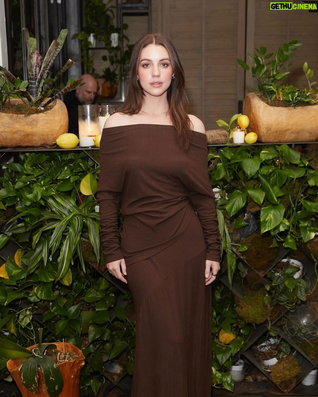 Adelaide Kane Instagram - Tysm for having us @norahrestaurant @theinfluence @concadelsogno good food & better company ♥️♥️♥️