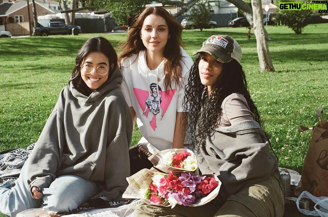 Adelaide Kane Instagram - Family photo 📸: @masonthegooding