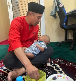 Adi Putra Instagram - Alhamdulillah, diberi peluang Tahnik anak sahabat saya @iamshahrin . Semoga menjadi anak yg Soleh, taat perintah Allah dan ikuti Sunnah Rasulullah SAW. Amin