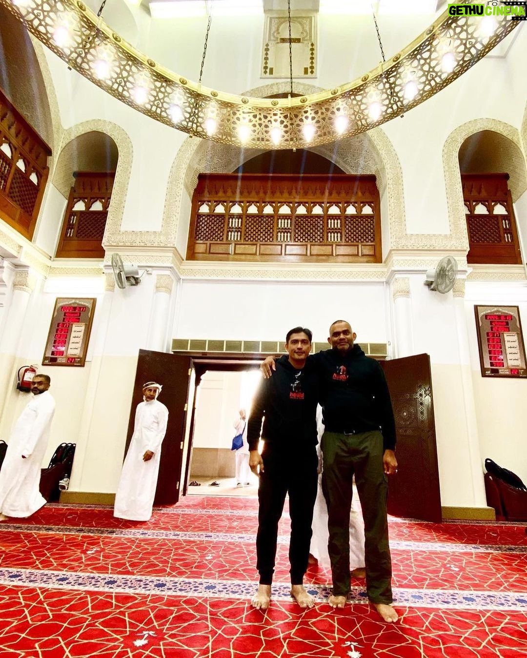 Adi Putra Instagram - Masjid Kiblatain. Pada permulaan Islam, orang melakukan solat dengan kiblat ke arah Baitul Maqdis Masjid Al-Aqsa di Yerusalem/Palestina. Turunlah wahyu Surah Al Baqarah ayat 144 kepada Rasulullah SAW untuk memindahkan kiblat ke arah Masjidil Haram di Mekkah. Peristiwa itu terjadi pada tahun ke-2 Hijriyah hari Isnin bulan Rajab waktu dhuhur. #taatpadayangsatu #hadidtravelandtours Masjid Al-Qiblatain مسجد القبلتين