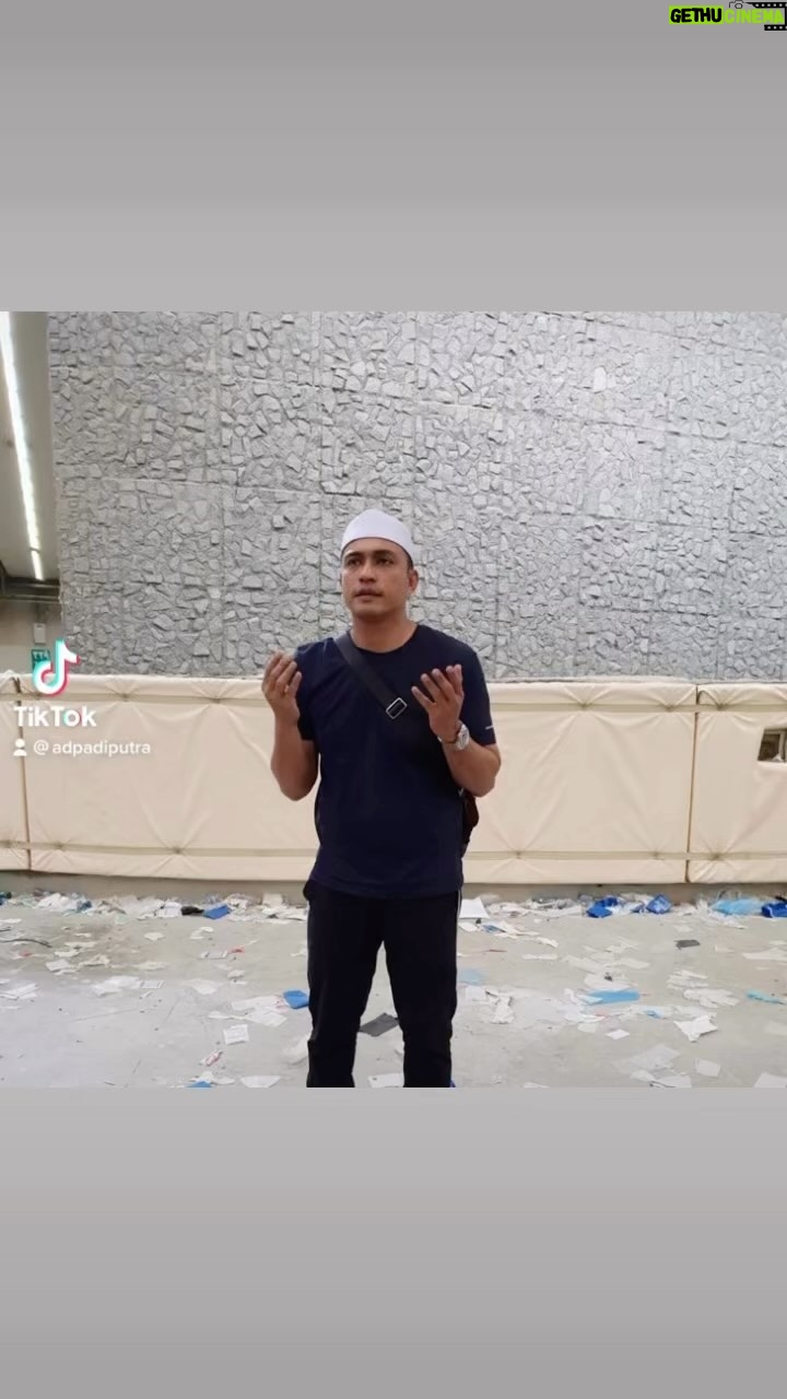 Adi Putra Instagram - Syukran atas ucapan dan doa anda. Saya juga mendoakan anda semua. 🤲 Nabi SAW bersabda: دَعْوَةُ الْمَرْءِ الْمُسْلِمِ لأَخِيهِ بِظَهْرِ الْغَيْبِ مُسْتَجَابَةٌ عِنْدَ رَأْسِهِ مَلَكٌ مُوَكَّلٌ كُلَّمَا دَعَا لأَخِيهِ بِخَيْرٍ قَالَ الْمَلَكُ الْمُوَكَّلُ بِهِ: آمِينَ وَلَكَ بِمِثْلٍ Doa seseorang muslim untuk saudaranya secara berjauhan tanpa pengetahuannya adalah mustajab. Di kepalanya yang berdoa terdapat malaikat yang diwakilkan kepadanya, setiap kali dia berdoa kepada saudaranya dengan kebaikan maka malaikat yang diwakilkan itu akan berkata: Amin dan bagi engkau seperti itu juga sama seperti apa yang didoakan itu. #taatpadayangsatu #adiputra