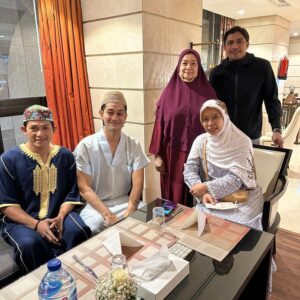 Adi Putra Instagram - Junjung kasih YAM @tgmanja dan Toh Puan Habibah serta sahabat @johanarrif_asari @faridkamilz . Semoga dapat Umrah yang Mabrur. Amin YRA