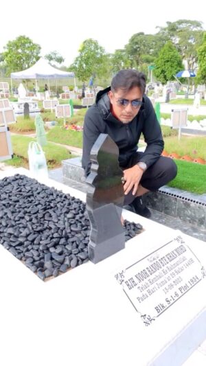 Adi Putra Instagram - اَللَّهُمَّ اغْفِرْ لَهُ وَارْحَمْهُ وَعَافِهِ وَاعْفُ عَنْهُ، وَأَكْرِمْ نُزُلَهُ، وَوَسِّعْ مَدْخَلَهُ، وَاغْسِلْهُ بِالْمَاءِ وَالثَّلْجِ وَالْبَرَدِ، وَنَقِّهِ مِنَ الذُّنُوبِ والْخَطَايَا كَمَا يُنَقَّى الثَّوْبُ الْأَبْيَضُ مِنَ الدَّنَسِ، وَأَبْدِلْهُ دَارًا خَيْرًا مِنْ دَارِهِ، وَزَوْجًا خَيْرًا مِنْ زَوْجِهِ، وَأَدْخِلْهُ الْجَنَّةَ، وَأَعِذْهُ مِنْ عَذَابِ الْقَبْرِ وَمِنْ عَذَابِ النَّار, وَافْسَحْ لَهُ فِي قَبْرِهِ، ونَوِّرْ لَهُ فِيهِ

AL-Fateha 🤲 #taatpadayangsatu