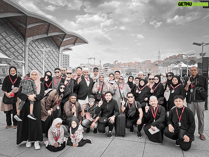 Adi Putra Instagram - Syukur alhamdulillah atas kemanisan yang diperoleh bersama isteri apabila dijemput sahabatku Dato Haji @adpadiputra untuk mengerjakan umrah di bawah kelolaan pasukannya iaitu @hadidtravelandtours. Syabas & tahniah atas pengurusan yang baik & cekap. Semoga terus berkembang pesat & mendapat keberkatan dariNya. Suka untuk aku syorkan agensi sahabatku ini kepada mereka yang berkeinginan ke tanah haram. Tak lupa adindaku @johanarrif_asari yang kali ini pergi sebagai pegawai pengiring & tak pernah lelah membantu & menemaniku sepanjang 10 hari di sana. Ajaklah pukul berapa pun. Jawapannya mesti "Jom bang!" Semestinya ada bahagian Oyan dari Dia..insyaAllah. Dan rezeki aku dalam trip ni dapat bersama para jemaah yang kepala best, sempoi & penyayang. Panjang umur kita jumpa lagi. Terima kasih sahabatku Adi. Terima Terima kasih Hadid. Terima kasih Oyan. ☝️♥️🤲