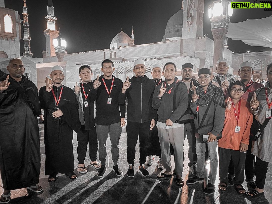 Adi Putra - 38K Likes - Syukur alhamdulillah atas kemanisan yang diperoleh bersama isteri apabila dijemput sahabatku Dato Haji @adpadiputra untuk mengerjakan umrah di bawah kelolaan pasukannya iaitu @hadidtravelandtours.
Syabas & tahniah atas pengurusan yang baik & cekap. Semoga terus berkembang pesat & mendapat keberkatan dariNya. Suka untuk aku syorkan agensi sahabatku ini kepada mereka yang berkeinginan ke tanah haram.
Tak lupa adindaku @johanarrif_asari yang kali ini pergi sebagai pegawai pengiring & tak pernah lelah membantu & menemaniku sepanjang 10 hari di sana. Ajaklah pukul berapa pun. Jawapannya mesti "Jom bang!"
Semestinya ada bahagian Oyan dari Dia..insyaAllah.
Dan rezeki aku dalam trip ni dapat bersama para jemaah yang kepala best, sempoi & penyayang. Panjang umur kita jumpa lagi.
Terima kasih sahabatku Adi. Terima Terima kasih Hadid. Terima kasih Oyan.
☝️♥️🤲