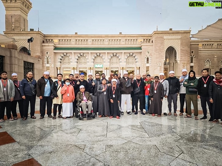 Adi Putra Instagram - Syukur alhamdulillah atas kemanisan yang diperoleh bersama isteri apabila dijemput sahabatku Dato Haji @adpadiputra untuk mengerjakan umrah di bawah kelolaan pasukannya iaitu @hadidtravelandtours. Syabas & tahniah atas pengurusan yang baik & cekap. Semoga terus berkembang pesat & mendapat keberkatan dariNya. Suka untuk aku syorkan agensi sahabatku ini kepada mereka yang berkeinginan ke tanah haram. Tak lupa adindaku @johanarrif_asari yang kali ini pergi sebagai pegawai pengiring & tak pernah lelah membantu & menemaniku sepanjang 10 hari di sana. Ajaklah pukul berapa pun. Jawapannya mesti "Jom bang!" Semestinya ada bahagian Oyan dari Dia..insyaAllah. Dan rezeki aku dalam trip ni dapat bersama para jemaah yang kepala best, sempoi & penyayang. Panjang umur kita jumpa lagi. Terima kasih sahabatku Adi. Terima Terima kasih Hadid. Terima kasih Oyan. ☝️♥️🤲