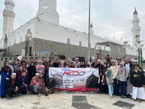 Adi Putra Instagram - Syukur alhamdulillah atas kemanisan yang diperoleh bersama isteri apabila dijemput sahabatku Dato Haji @adpadiputra untuk mengerjakan umrah di bawah kelolaan pasukannya iaitu @hadidtravelandtours. 

Syabas & tahniah atas pengurusan yang baik & cekap. Semoga terus berkembang pesat & mendapat keberkatan dariNya. Suka untuk aku syorkan agensi sahabatku ini kepada mereka yang berkeinginan ke tanah haram.

Tak lupa adindaku @johanarrif_asari yang kali ini pergi sebagai pegawai pengiring & tak pernah lelah membantu & menemaniku sepanjang 10 hari di sana. Ajaklah pukul berapa pun. Jawapannya mesti "Jom bang!"
Semestinya ada bahagian Oyan dari Dia..insyaAllah.

Dan rezeki aku dalam trip ni dapat bersama para jemaah yang kepala best, sempoi & penyayang. Panjang umur kita jumpa lagi.

Terima kasih sahabatku Adi. Terima Terima kasih Hadid. Terima kasih Oyan.
☝️♥️🤲
