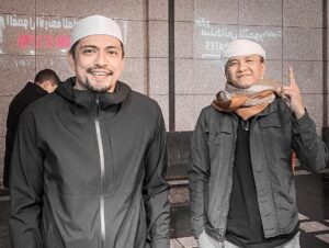 Adi Putra Instagram - Syukur alhamdulillah atas kemanisan yang diperoleh bersama isteri apabila dijemput sahabatku Dato Haji @adpadiputra untuk mengerjakan umrah di bawah kelolaan pasukannya iaitu @hadidtravelandtours. 

Syabas & tahniah atas pengurusan yang baik & cekap. Semoga terus berkembang pesat & mendapat keberkatan dariNya. Suka untuk aku syorkan agensi sahabatku ini kepada mereka yang berkeinginan ke tanah haram.

Tak lupa adindaku @johanarrif_asari yang kali ini pergi sebagai pegawai pengiring & tak pernah lelah membantu & menemaniku sepanjang 10 hari di sana. Ajaklah pukul berapa pun. Jawapannya mesti "Jom bang!"
Semestinya ada bahagian Oyan dari Dia..insyaAllah.

Dan rezeki aku dalam trip ni dapat bersama para jemaah yang kepala best, sempoi & penyayang. Panjang umur kita jumpa lagi.

Terima kasih sahabatku Adi. Terima Terima kasih Hadid. Terima kasih Oyan.
☝️♥️🤲