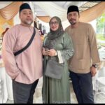 Adi Putra Instagram - Ya Allah Ya Rabb, Genap 100 Hari permergian Bonda tercinta, Rindu yang tiada penghujungnya, Oh Ibu, Kami bertiga menyatu akan menjadi kuat dan bertambah kuat untuk menjalani hidup ini. Tidak peduli seberapa sulit atau menakutkan. Kerana kami Yakin pada mu Ya Rabb. Perubahan pasti ada perubahan, Pasti. AL-Fateha 🤲 23 Dec 2023. #taatpadayangsatu #anakanakibu