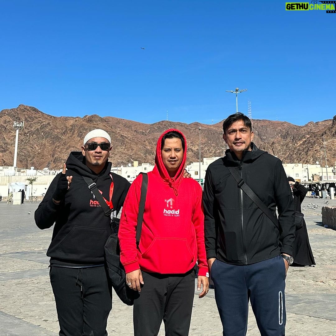 Adi Putra Instagram - Susah senang kita bersama @jobot786 @aimanabdullah_786 #taatpadayangsatu ☝️ Jabal Uhud, Madinah Al-Munawwarah...