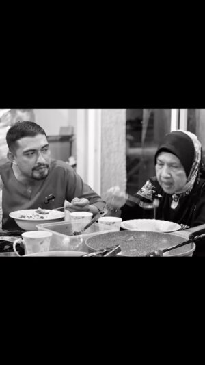 Adi Putra Instagram - Wajah Ibu paling cantik, masakan ibu paling sedap, Pesanan Ibu paling berharga. Al-Fateha 🤲 #taatpadayangsatu #akurinduibu