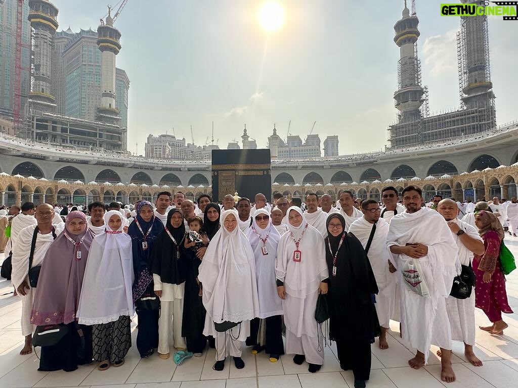 Adi Putra Instagram - Ya Allah, kau Makbulkanlah doa hamba-hamba mu ini. Hanya engkau mengetahui isi hati dan kerinduan ini. 38 hari cepat masa berlalu. Ibu, insyaAllah kita akan berjumpa. AL-Fateha 🤲 @hadidtravelandtours #taatpadayangsatu #akurinduibu
