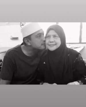 Adi Putra Instagram - PERBUALAN TERAKHIR.

Ibu bertanya bila jemaah berangkat tunaikan Umrah, aku jawab 16 sept ni ibu. Kau pergi dan uruskan jemaah, takpe ibu, insyaAllah ada yang menjaga jemaah di Saudi. Jangan adi jangan, Nanti Allah HAMPA tiada orang uruskan tetamunya, ibu juga akan HAMPA. Halus dibisik ke telinga aku, Sihat sakit semua di tangan Allah, kau jangan risau, ibu restu kau pergi dan Uruskan jemaah untuk buat ibadah kerana Allah. Berat sungguh hati ku nak tinggalkan ibu. Tapi Allah sayangi dan ibu telah pergi kepadanya. Ya Rabb Ya Rabb Ya Rabb, kau berkati, berkahi dan tempatkan ibu ku dengan Orang2 Beriman, Para2 Syuhada dan Jannatul Firdaus. Ya Rabb, segalanya di tangan mu dan Berikanlah ku kekuatan. Amin Allahumma Amin. 🤲 #taatpadayangsatu