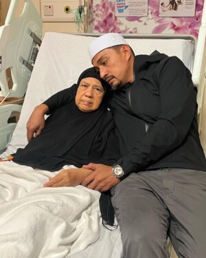 Adi Putra Instagram - Hampir 2 bulan di Tanah Suci di Arab Saudi. mendapat panggilan kritikal dari singapura tentang keadaan ibu saya. Mohon didoakan buat ibu saya. Terima kasih, 12 Sept 2023.