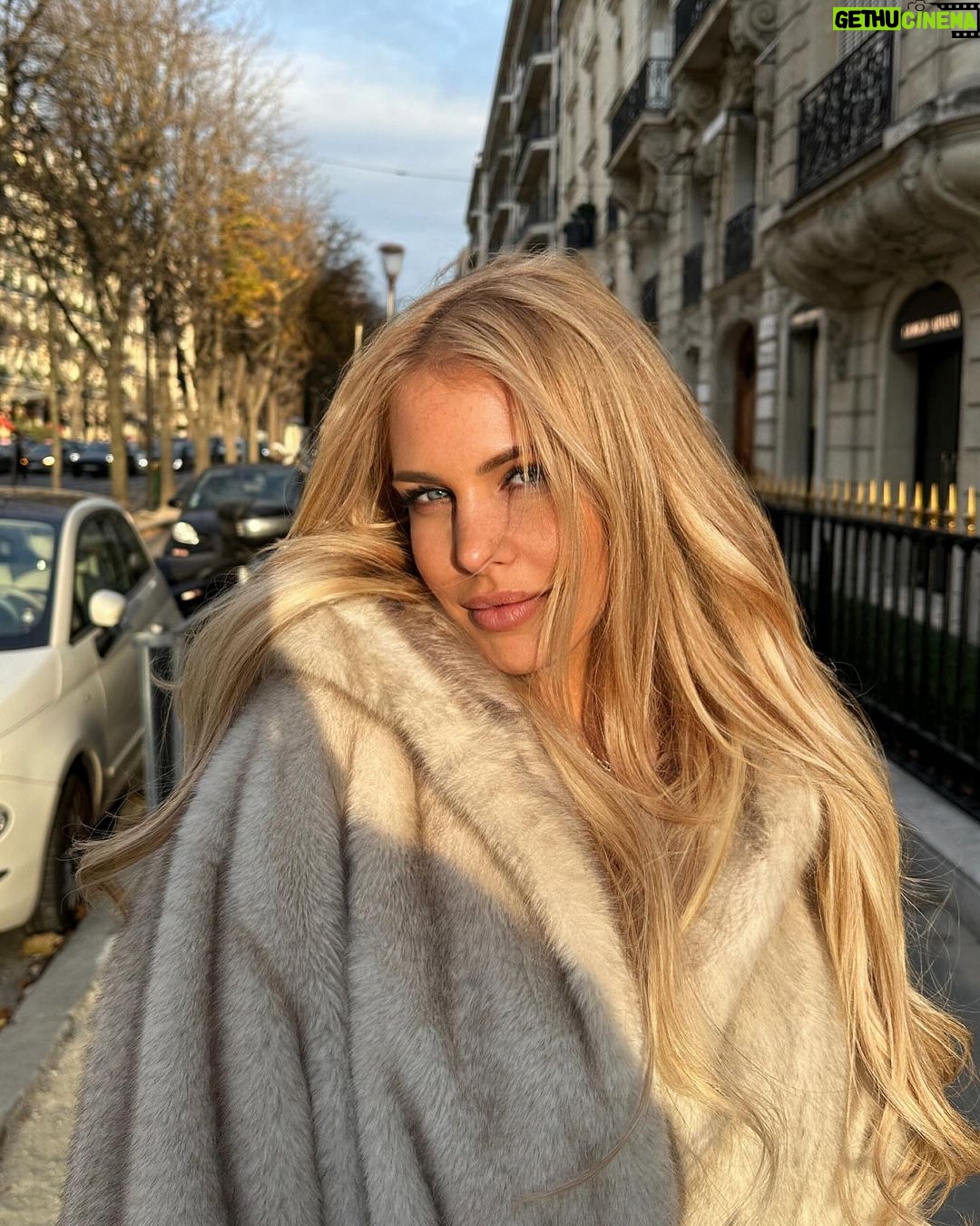 Adixia Romaniello Instagram - Dans ma bulle parisienne, avec une touche belge en prime ! #BelgeAuCœurParisienne #CultureFusionnée 🎀☁️ Avenue Montaigne , Paris