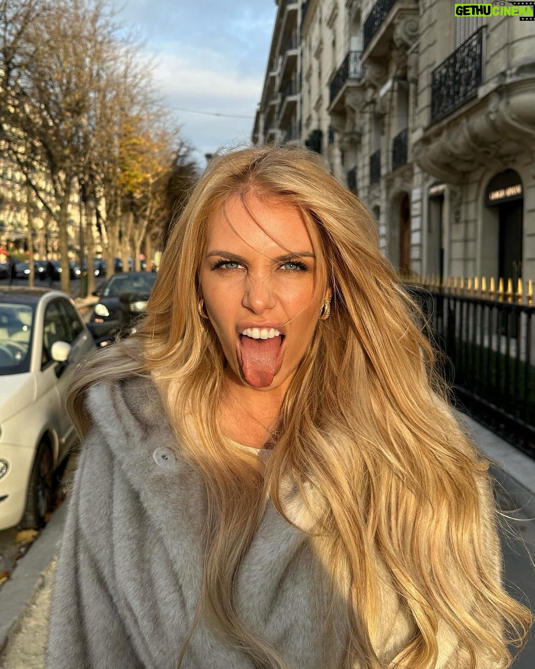 Adixia Romaniello Instagram - Dans ma bulle parisienne, avec une touche belge en prime ! #BelgeAuCœurParisienne #CultureFusionnée 🎀☁️ Avenue Montaigne , Paris