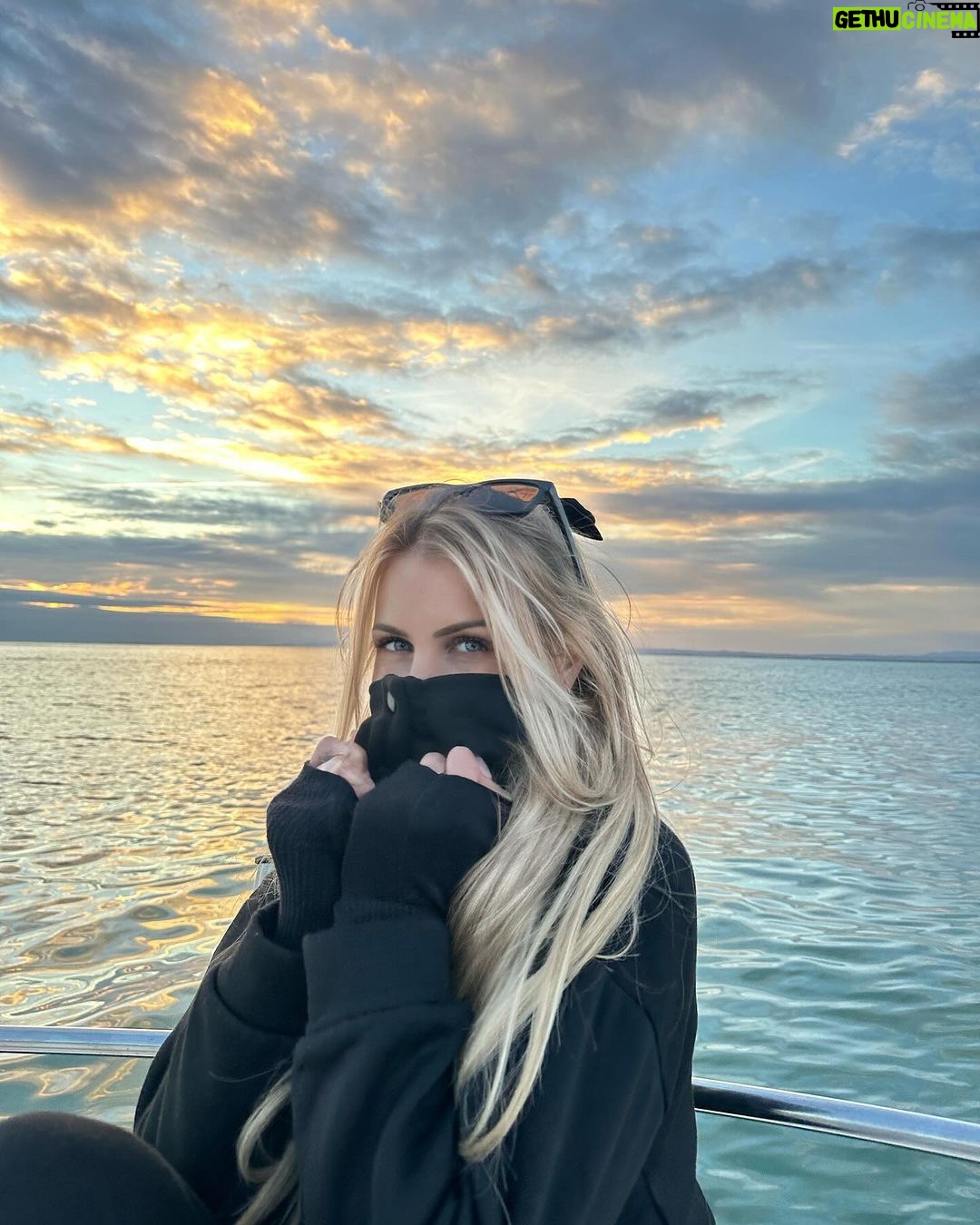 Adixia Romaniello Instagram - Exploratrice des mers, contemplant l’horizon... ou peut-être juste en train de chercher le prochain endroit pour bruncher. 🌊☀️ La Grande Motte