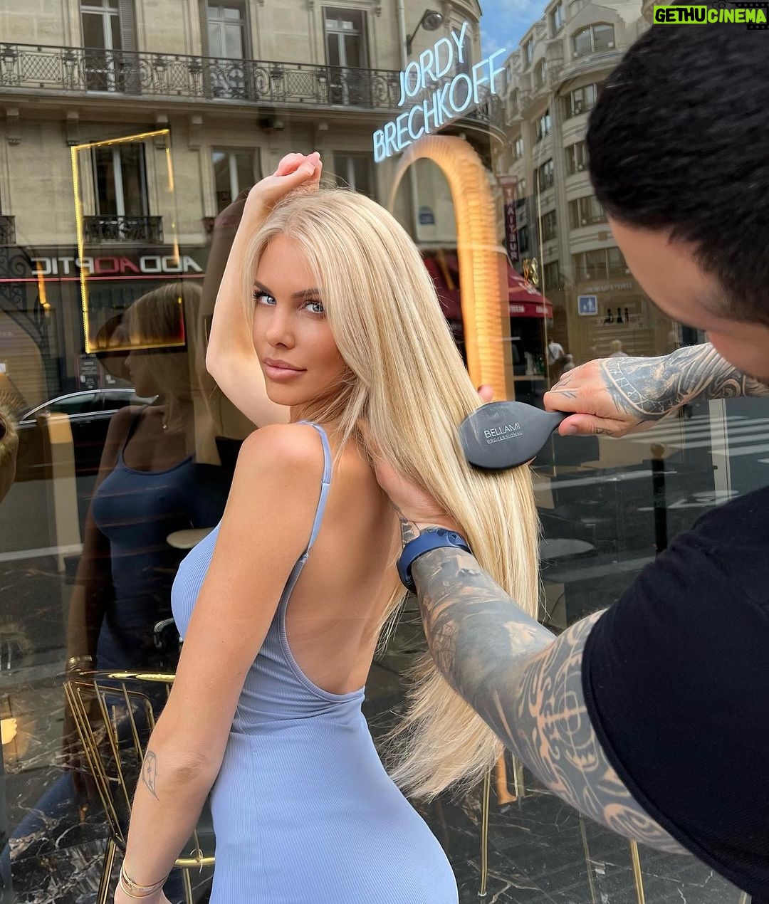 Adixia Romaniello Instagram - Watch my hair Signature @jordy.brechkoff 🖤🧜♀️ #bellamihair