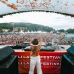 Adixia Romaniello Instagram - Merci à la Belgique, vous avez été magnifiques ! Quelle sensation incroyable de vibrer ensemble 🇧🇪❤️ @holilakesfestival Pics by @haubecq.be @iamnotrichparis Cerfontaine