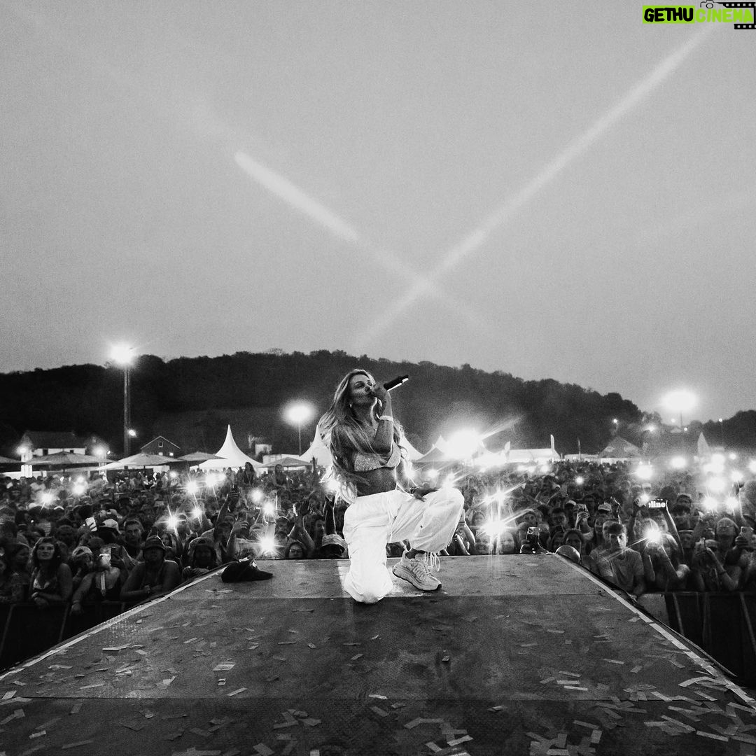 Adixia Romaniello Instagram - Merci à la Belgique, vous avez été magnifiques ! Quelle sensation incroyable de vibrer ensemble 🇧🇪❤️ @holilakesfestival Pics by @haubecq.be @iamnotrichparis Cerfontaine