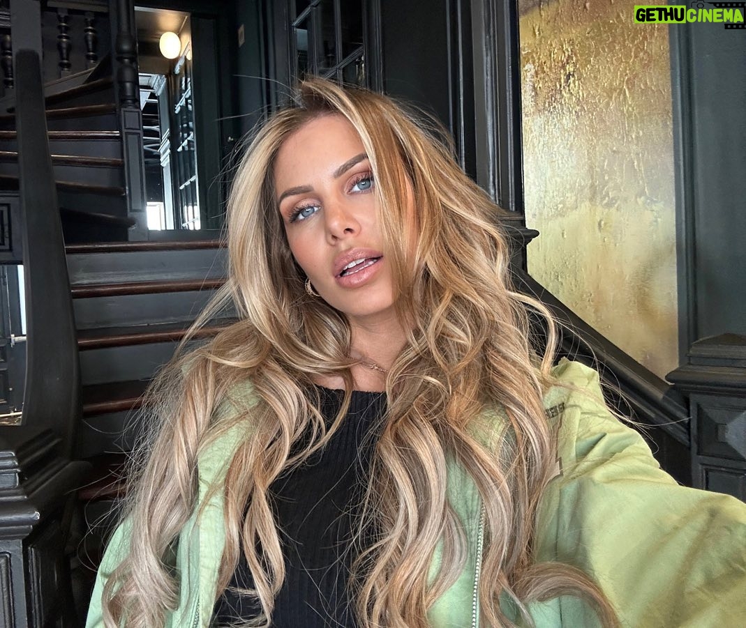 Adixia Romaniello Instagram - Toujours fourré chez mon @jordy.brechkoff 🖤🩶 Jordy BRECHKOFF coiffeur de Paris (hairstylist)