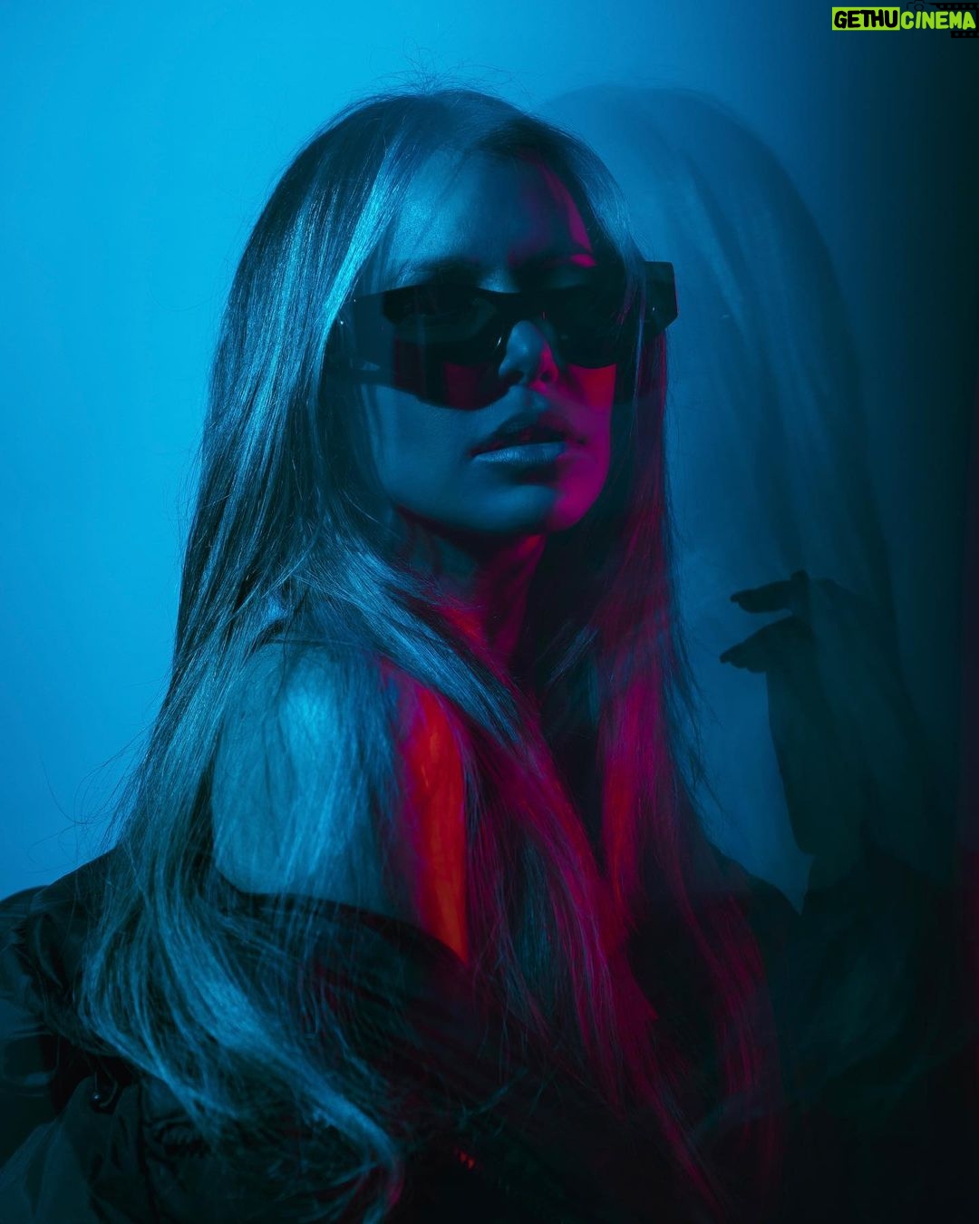Adixia Romaniello Instagram - Je suis tellement excitée de vous présenter "Meet You", mon dernier titre de future house qui va vous faire voyager pendant 4:43 minutes La musique est plus qu'un simple son pour moi, c'est une forme d'expression où je peux raconter des histoires et transmettre des messages et surtout je prends plaisir à cacher des significations dans mes titres 🥰 Écoutez et laissez vous emporter par les basses profondes et les mélodies enivrantes 🖤 Le but est que vous plongiez dans un univers parallèle où la musique crée un lien invisible entre nous (Disponible sur Spotify et ailleurs) Partagez vos impressions avec moi en commentaires ! 🖤🎧 #MeetYou #adixionrecords @adixionrecords @iamnotrichparis