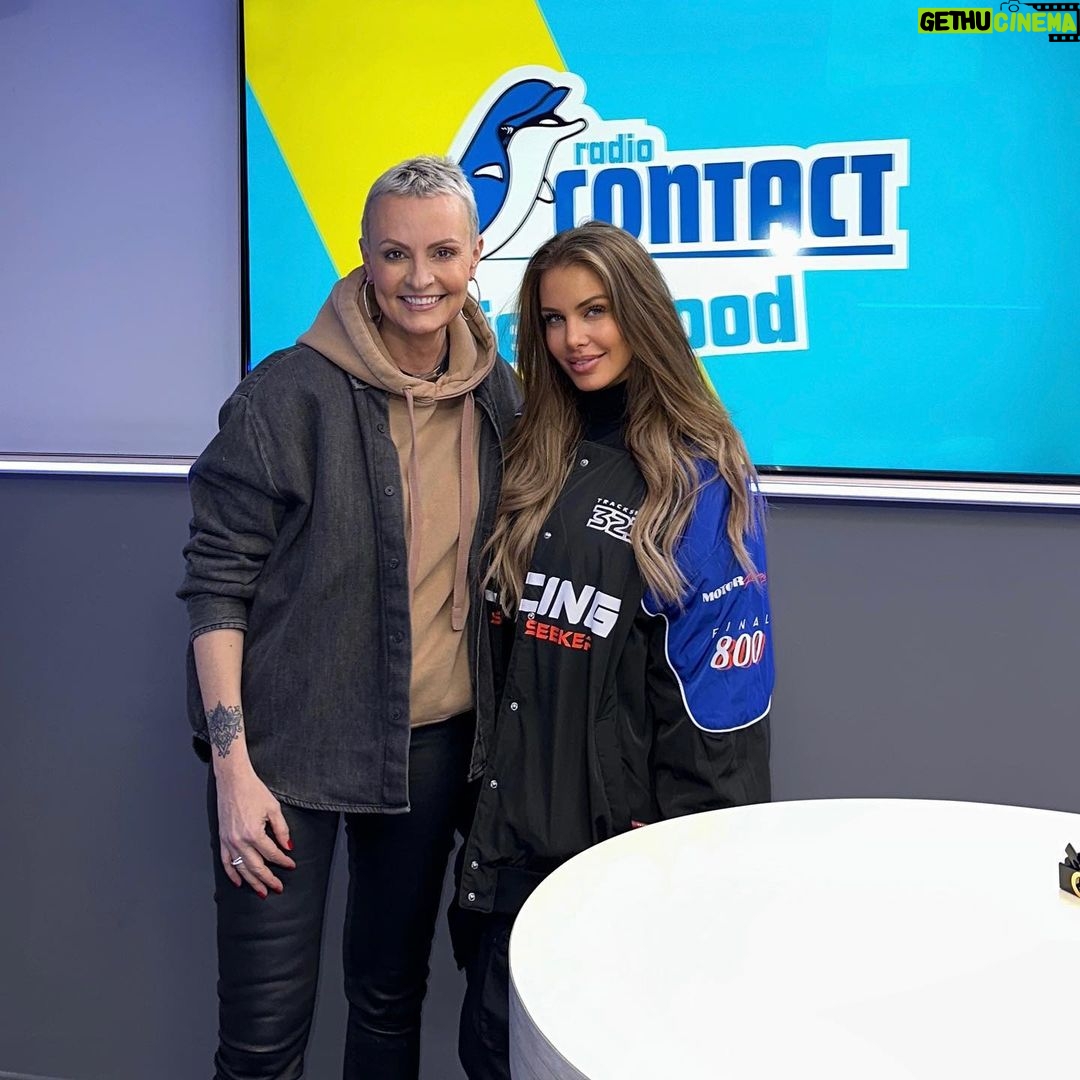 Adixia Romaniello Instagram - Un réel honneur pour moi d’être l’invitée de @mademoiselleluna sur @radiocontact aujourd’hui 🇧🇪❤️ (entre 20:00 et Minuit) Petite interview et mix en live avec mon nouveau son « Meet You » disponible sur toute les plateformes Radio Contact