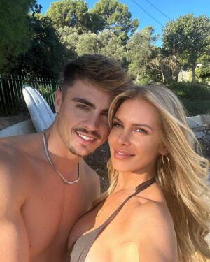 Adixia Romaniello Instagram - Adixia, en me lançant dans cette aventure je n’aurais jamais imaginé à quel point ma vie allait changer… j’y ai participé avec un “pourquoi pas?!” Et c’est finalement ce pourquoi pas qui m’a donné la chance de te découvrir… Toi ce petit bout de femme, pleine de vie et de bonne humeur. Une femme comblée à moitié aspirant simplement au bonheur, chaque moment passé avec toi depuis notre rencontre a embelli mon quotidien… je suis tellement reconnaissant de t’avoir à mes cotés, mon amour pour toi ne cesse de grandir chaque jours❤️