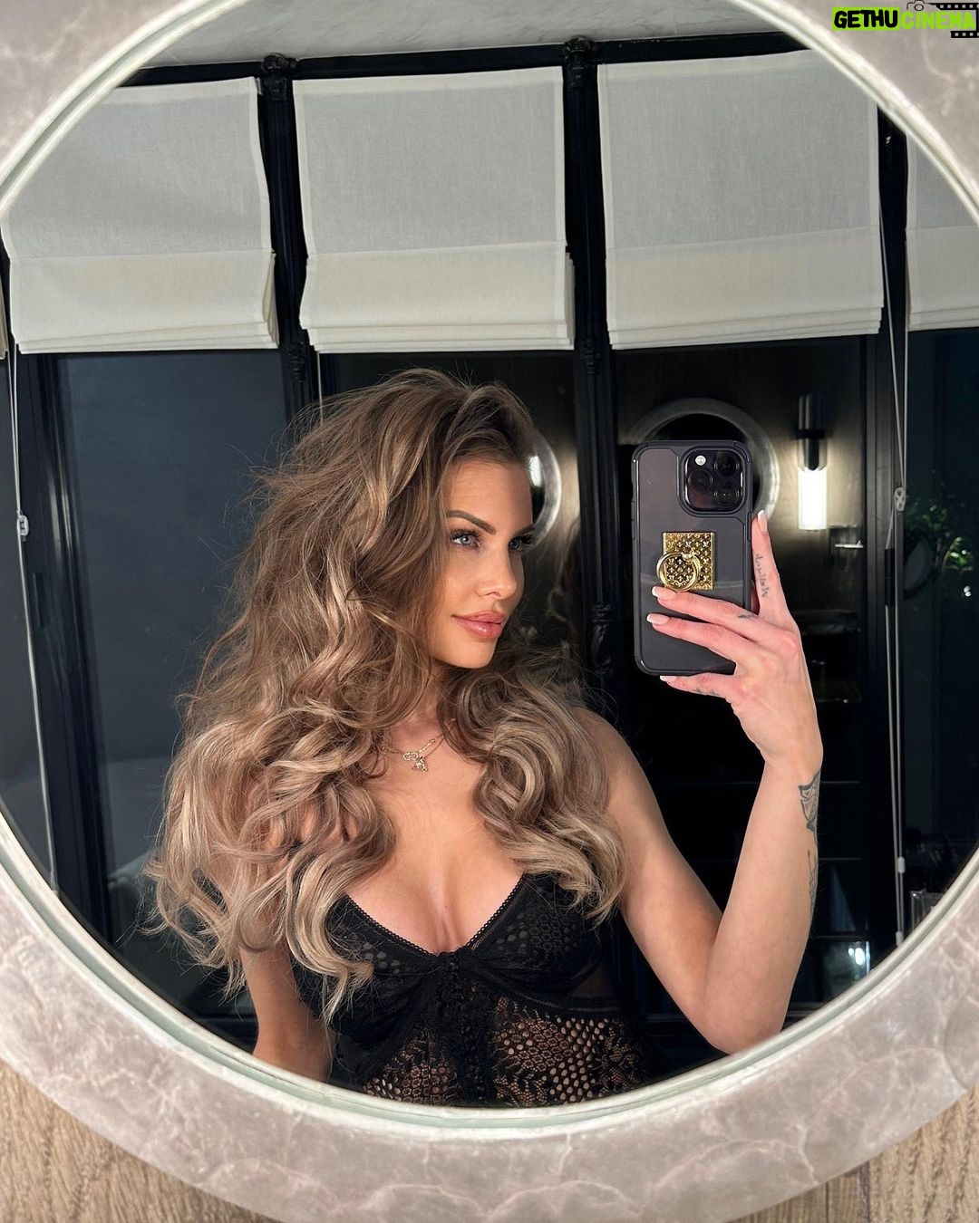 Adixia Romaniello Instagram - 🖤 Miroir miroir… Hôtel La Demeure Montaigne