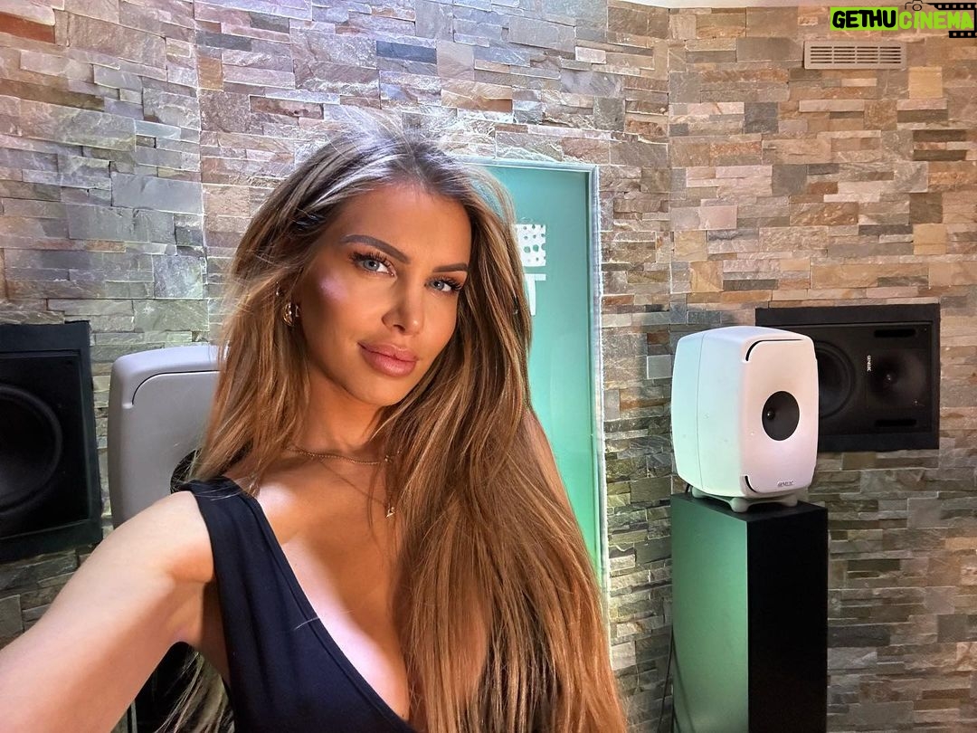 Adixia Romaniello Instagram - Le 19 Janvier je vous offre un live spécial Progressive house sur la chaîne TV @clubbingtv 🎶🎧 il reste aussi quelque jour avant la fin du concours DJANE TOP j’ai besoin de vos votes 😍🤞🏼 (Lien en bio) Clubbing TV