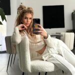 Adixia Romaniello Instagram - Voila ! Mon aventure vient de se terminer… vous l’avez vu. Un tournage très différent mais tout autant incroyable.. 💜 Malgré le fait que je n’étais pas au top du top de ma forme, comme je vous l’avais expliqué en début d’aventure. J’ai apprit de nouvelles choses, rencontré des personnes géniales, vécu des jeux et des épreuves qui parfois me rappelaient mon enfance. Mon sacrifice je le dois à vous ! Les abonnés, mes abonnés ! Je savais que cette cagnotte changerait la vie de quelqu’un parmi vous! Il ne fallait pas penser à sois, mais bien à vous ! Alors c’est avec un grand plaisir et une énorme émotion que j’ai appuyé sur ce bouton rouge. Je vous aime tous et je vous remercie du soutien que vous m’avez apporté une fois de plus durant cette nouvelle aventure, mémorable 💜 @w9officiel #les50