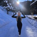 Adixia Romaniello Instagram - Vent glacial à @valfrejus et -10°C. Frissonner ? Moi ? Jamais, surtout pas sur les photos ! #MaîtriseDuFrisson Valfréjus