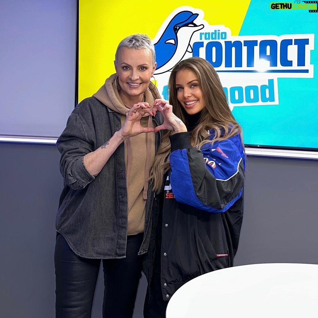 Adixia Romaniello Instagram - Un réel honneur pour moi d’être l’invitée de @mademoiselleluna sur @radiocontact aujourd’hui 🇧🇪❤️ (entre 20:00 et Minuit) Petite interview et mix en live avec mon nouveau son « Meet You » disponible sur toute les plateformes Radio Contact