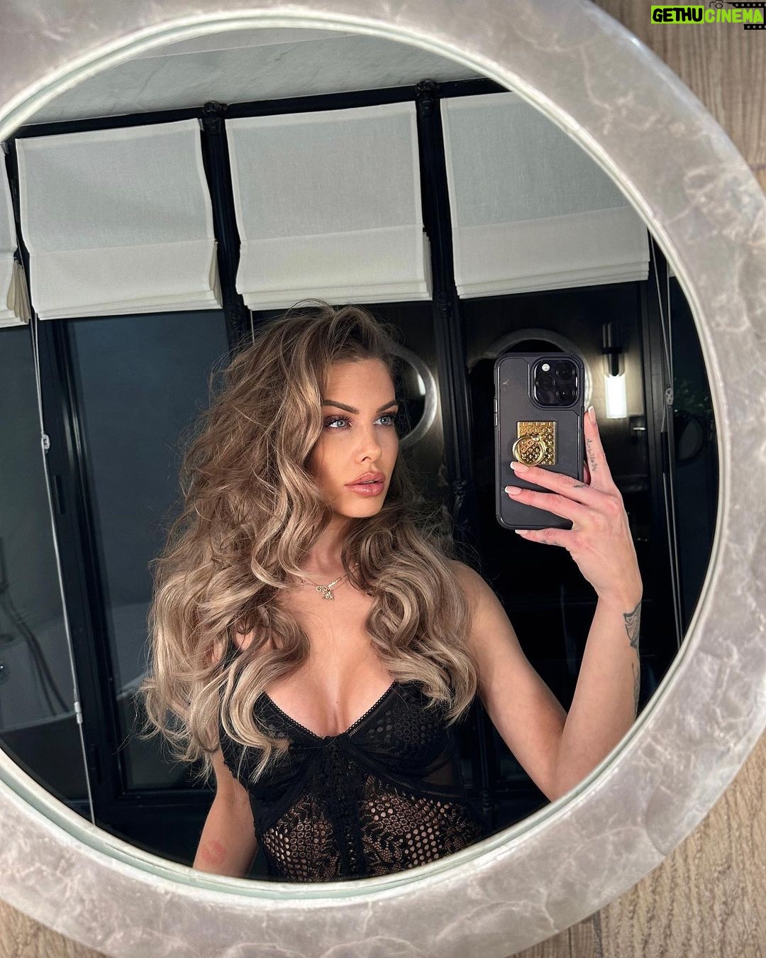 Adixia Romaniello Instagram - 🖤 Miroir miroir… Hôtel La Demeure Montaigne