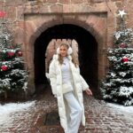 Adixia Romaniello Instagram - Un petit monde appart et magique pendant la période de Noël, L’accueil chaleureux, la nourriture, les décors, le paysage tout est magnifique cette région me tiens beaucoup à cœur ❄️🥨🤍 Village Riquewihr